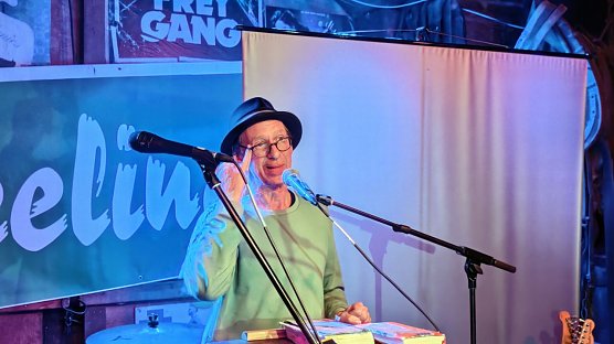 Christian "Flake" Lorenz las am Samstagabend in Steinbr&uuml;cken und erinnerte an Aljoscha Rompe. (Foto: nnz)