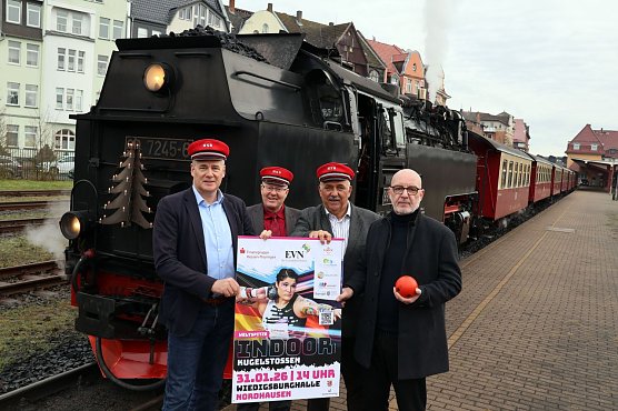Landrat Matthias Jendricke, Thorsten Schwarz, Gesch&auml;ftsf&uuml;hrer der Verkehrsbetriebe Nordhausen GmbH, Indoor-Chef Werner H&uuml;tcher und Andreas Trump, 1. ehrenamtlicher Beigeordneter der Stadt Nordhausen (Foto: Pressestelle Landratsamt)