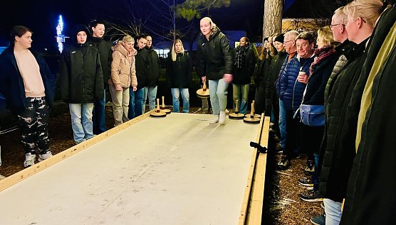 Handballerin Johanna Reichert &uuml;bt sich im Eisstockschie&szlig;en auf der Bahn im Schl&ouml;sschenpark in Bad Langensalza (Foto: Eva Maria Wiegand)