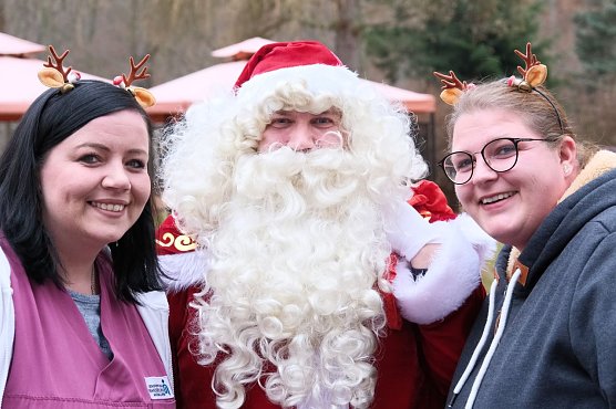 2 Engel und der Weihnachtsmann) (Foto: Tim Sch&auml;fer)