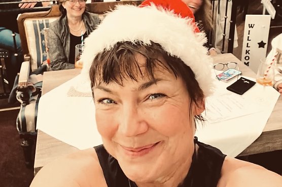 Schauspielerin Claudia Schmutzler begeistert mit Weihnachtslesung im Caf&eacute; Sahne in Nordhausen (Foto: Schmunzler)