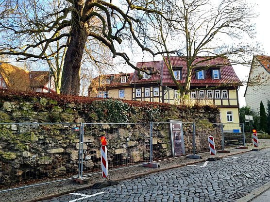Ein Teil der St&uuml;tzmauer am Spendekirchhof ist bereits aus Sicherheitsgr&uuml;nden gesperrt.  (Foto: SWG Nordhausen/ S.Schedwill)