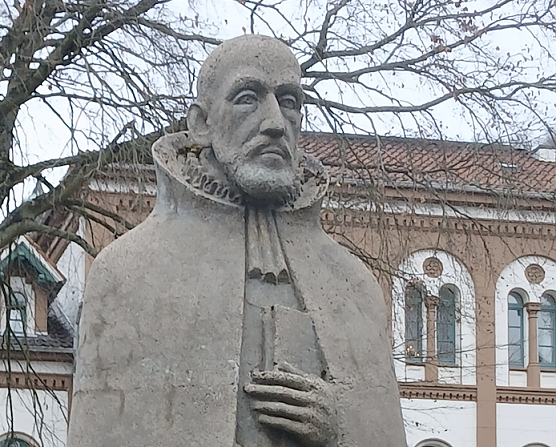 Neander Denkmal (1985), geschaffen von Eckhard Maler, an der ehemaligen Klosterschule vor der Neanderklinik. Vereinigte Kirchen- Klosterkammer Erfurt, in Ilfeld-Harztor, Neanderplatz, Literatur: https://www.digitale-sammlungen.de/de/view/bsb10576588?page=,1 (Digitale Bibliothek M&uuml;nchen MDZ)  (Foto: Tim Sch&auml;fer)