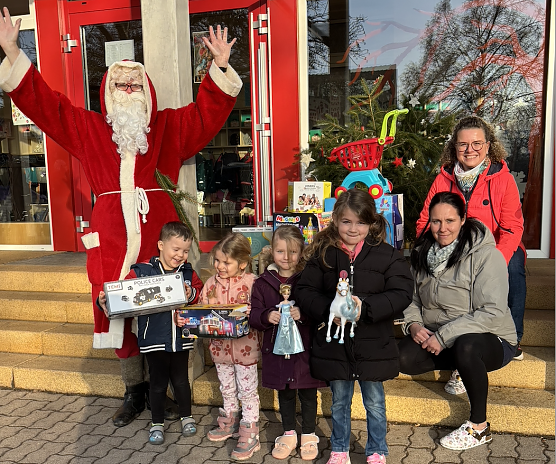 Der Weihnatchsmann bei den Kindern im Heringer Kindergarten (Foto: Kerstin Herzog) Der Weihnatchsmann bei den Kindern im Heringer Kindergarten (Foto: Kerstin Herzog)