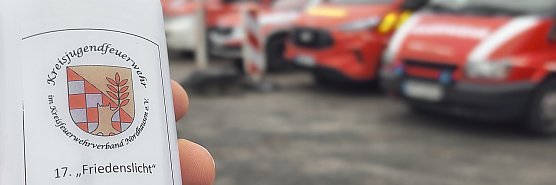 &Uuml;bergabe des Friedenslichts aus Bethlehem an die Kreisjugendfeuerwehren. (Foto: Sebastian Albert)