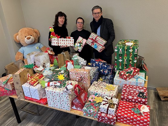 v.l.: Jeannine Lindner, Grit Brendel, Andrew Brotr&uuml;ck bei der Geschenke&uuml;bergabe (Foto: Deutsche Bank)