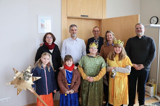 Die Sternsinger besuchten heute Nordhausens Oberb&uuml;rgermeister Kai Buchmann, B&uuml;rgermeisterin Alexander Rieger und Amtsleiter Martin Juckeland. (Foto: Lutz Fischer )