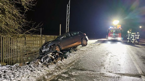 Das Auto war am Donnerstagabend in den Graben gefahren. (Foto: Silvio Dietzel)