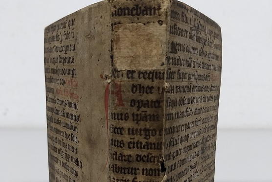 Eine der Pergamentmakulaturen des Stadtarchivs, hier als Buchr&uuml;cken verwendet (Foto: Stadt Nordhausen)