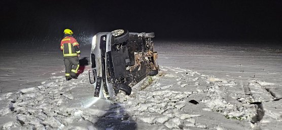 Der BMW &uuml;berschlug sich auf der A38.  (Foto: Sebastian Henning, Feuerwehr Windehausen)