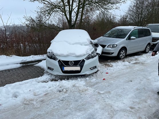 Besch&auml;digte Fahrzeuge in der Semmelwei&szlig;stra&szlig;e (Foto: LPI)
