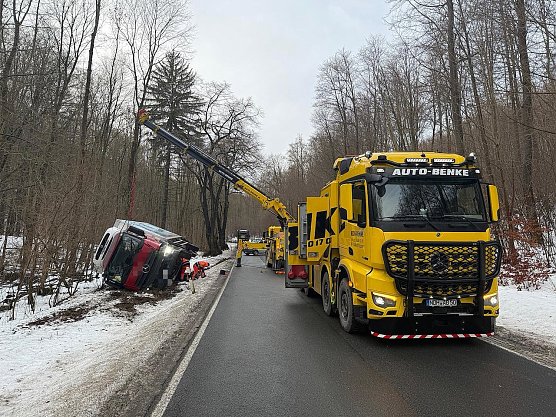 Am Freitag war ein Lkw auf glatter Straße von der Fahrbahn abgekommen. (Foto: Silvio Dietzel) Am Freitag war ein Lkw auf glatter Straße von der Fahrbahn abgekommen. (Foto: Silvio Dietzel)
