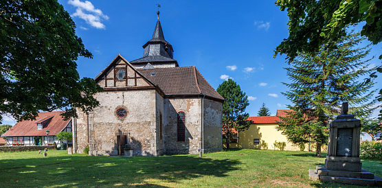 Die evangelische Kirche St. Johannis befindet sich inmitten der Ortschaft Woffleben. (Foto: Roland Rossner/Deutsche Stiftung Denkmalschutz )