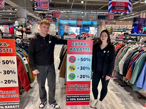 Jonathan He&szlig;mer und Mia M&uuml;ller machen ihre Ausbildung bei Intersport Liebig, im Moment bereitet man eine gr&ouml;&szlig;ere Umstellung des Sortiments vor (Foto: ssc)
