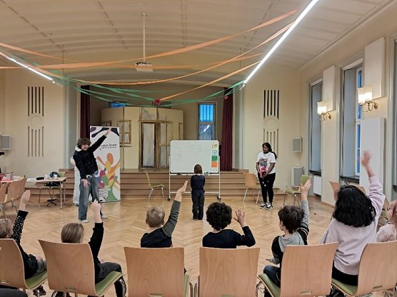 Das "People's Theater" zu Gast an der Sollstedter Grundschule (Foto: Riwana Schmidt) Das "People's Theater" zu Gast an der Sollstedter Grundschule (Foto: Riwana Schmidt)
