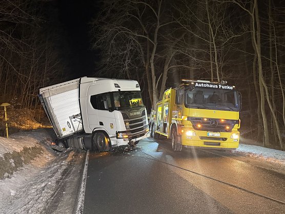Havarierter Lkw auf der Landstraße bei Friedrichslohra (Foto: S. Dietzel) Havarierter Lkw auf der Landstraße bei Friedrichslohra (Foto: S. Dietzel)