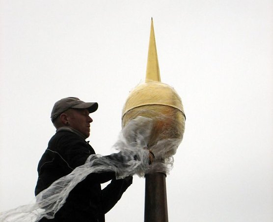 Turm-Knopf wird aufgesetzt (Foto: privat)