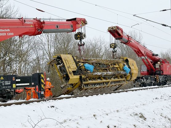 Der Portalkran wird geborgen.  (Foto: Silvio Dietzel)