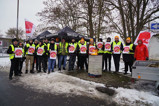 Rund 20 Mitarbeitende der Nordh&auml;user Verkehrsbetriebe beteiligten sich am Arbeitskampf der Gewerkschaft Verdi.  (Foto: ssc)