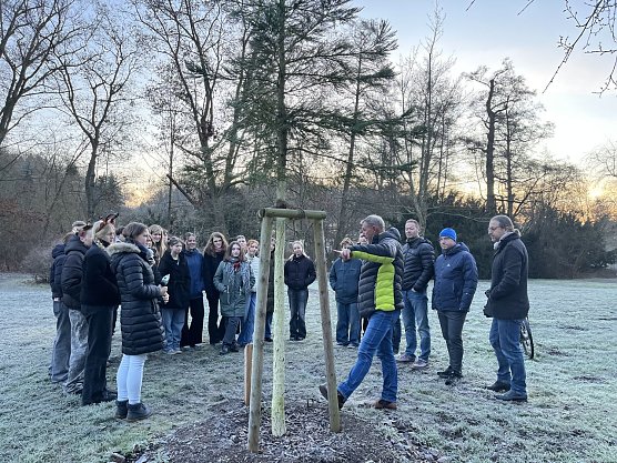Die Neuntkl&auml;sser vor ihrem Mammutbaum. (Foto: Christoph Keil)