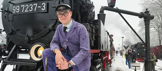 Internationale Freundschaft: Bereits zum dritten Mal ist Caleb Lovegrove aus Wales als Gastheizer auf den Dampflokomotiven der HSB im Einsatz. (Foto: HSB/Dirk Bahnsen)
