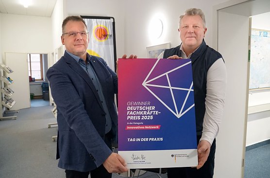 Ulrich Schlegel und Christian Böduel mit der Auszeichnungsplakette für das TIP-Projekt. (Foto: ssc) Ulrich Schlegel und Christian Böduel mit der Auszeichnungsplakette für das TIP-Projekt. (Foto: ssc)