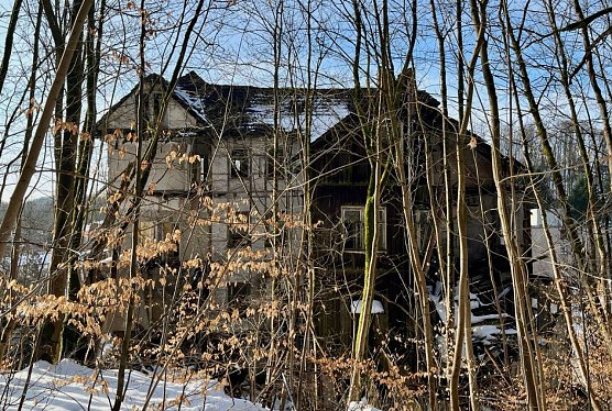 Beim Spaziergang durch S&uuml;lzhayn kann man auch die R&uuml;ckseite des alten Sanatoriums sehen - und ins Innere blicken, Teile der Fassade sind vollst&auml;ndig verschwunden (Foto: ggl)