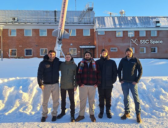 Das Studententeam BEXUS-ALBEDO der Hochschule Nordhausen beim Training im Esrange Space Center in Nordschweden, wo im Herbst 2026 der Stratosph&auml;renballonflug mit dem Experiment stattfinden wird. Zum Team geh&ouml;ren (v. l.): Omar Alak, Michel H&auml;rter, Ahmed Abbas Jameel Alhamid, Alexander Pehlert und Christoph B&ouml;nisch.  (Foto: HS Nordhausen)