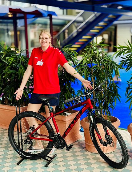 Anni Goldberg mit dem Hauptgewinn (Foto: Badehaus Nordhausen) Anni Goldberg mit dem Hauptgewinn (Foto: Badehaus Nordhausen)