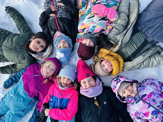 Fr&ouml;hliche Kinder im Schnee - die Skiexkursion war f&uuml;r die Kinder der Bertold-Brecht Schule ein echtes Erlebniss (Foto: Katja Vopel)