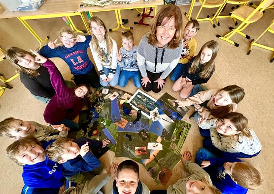 Anja Apel vom Naturpark S&uuml;dharz mit Kindern der Evangelischen Grundschule Nordhausen bei einem Fledermausprojekt (Foto: Evangelische Grundschule Nordhausen)