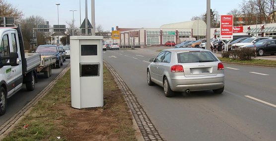 Nordhausens erster station&auml;rer Blitzer wurde am 13. M&auml;rz 2025  in der Halleschen Stra&szlig;e stadteinw&auml;rts in Betrieb genommen. (Foto: agl)
