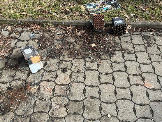 Silvesterm&uuml;ll auf dem Parkplatz an der Wallrothstra&szlig;e in Nordhausen.  (Foto: Kerstin D&uuml;ben-Schaumann)