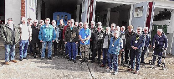 Die "Geburtstagsgesellschaft" feierte die alte Lok.  (Foto: Ulrich Reinboth)