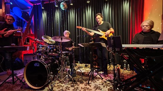 Chad Wackerman, Alex Machacek, Jimmy Haslip und Steve Hunt  (Foto: nnz)