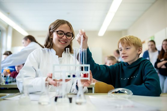 Carla H&ouml;pker und Frederick beim experimentieren (Foto: Christoph Keil)