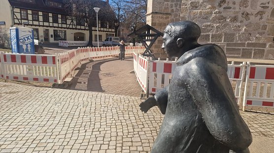 Ein Pfad zum Eingang der Blasii-Kirche ist noch frei (Foto: agl)