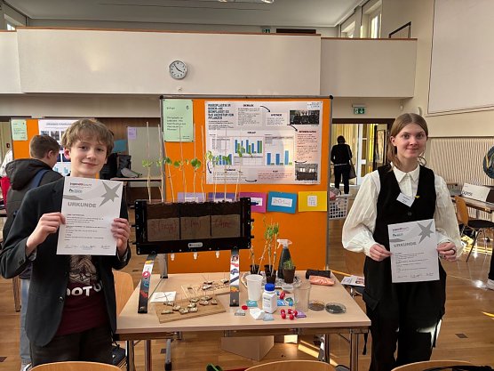 Tilda Müller und Liam Luca Weidensee bei "Jugend forscht" (Foto: Josefine Vargas) Tilda Müller und Liam Luca Weidensee bei "Jugend forscht" (Foto: Josefine Vargas)