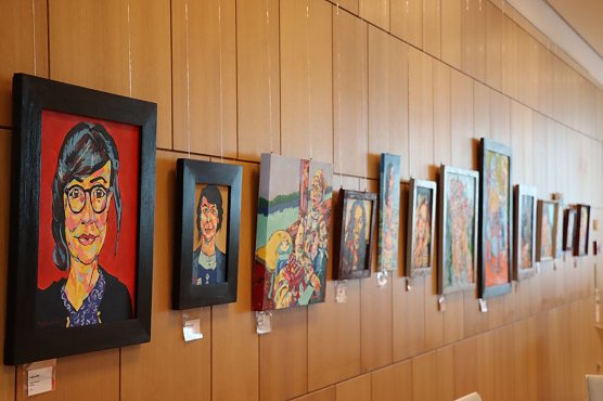 Eine Ausstellung in der Stadtbibliothek widmet sich Powerfrauen.  (Foto: Lutz Fischer)