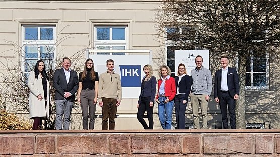 Die Netzwerkpartner: Julia Riese, Marc Weinrich, beide Kreishandwerkerschaft, Johanna Rappe von der gleichnamigen Steuerkanzlei,  Sirko Simon von der Kreissparkasse Nordhausen, Helene Kempe und Mandy Zirk von der IHK, Jenny Behn von der Handwerkskammer, Christian Zoll von der Hochschule Nordhausen und Robert Kuntze von der Kreissparkasse Eichsfeld.  (Foto: IHK Nordhausen)