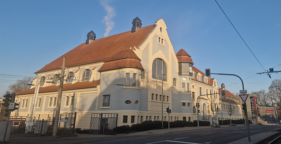 Das Badehaus im Morgenlicht - &uuml;ber 100 Jahre ist das Jugendstilbad alt, die Erweiterung zum das modernen Sport- und Freizeitbad feiert nun selber ein Vierteljahrhundert Geburtstag (Foto: agl)