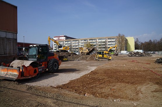 Auf dem Gel&auml;nde des alten Rewe-Marktes wird derzeit der Untergrund fertiggestellt. (Foto: ssc)