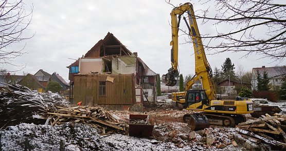 In dieser Woche wird das alte Gasthaus in Rothes&uuml;tte abgerissen.  (Foto: ssc)
