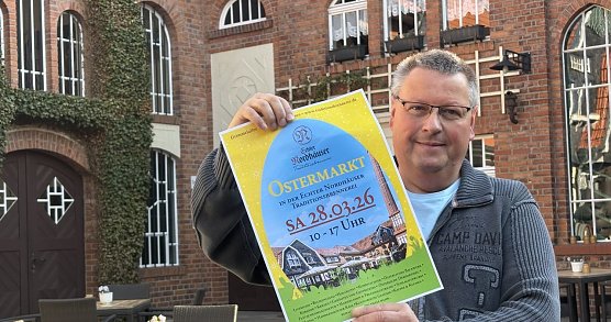 Ralf Dilefeld pr&auml;sentiert das Plakat f&uuml;r den n&auml;chsten Ostermarkt. (Foto: Thomas M&uuml;ller)