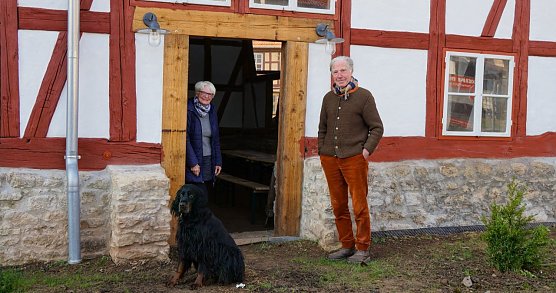 Marion Neuhaus und Manfred Werthern stehen in der T&uuml;r zur neuen Festscheune.  (Foto: ssc)