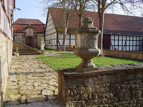 Auf der Terrasse k&ouml;nnen Caf&eacute;g&auml;ste bald wieder in der Sonne sitzen.  (Foto: ssc)