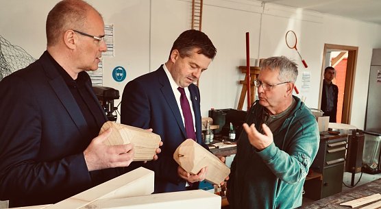Sachsen-Anhalts Ministerpr&auml;sident Sven Schulze (Mitte) war heute zu Besuch in der "Bergwerkstatt" in Bleicherode um mehr &uuml;ber das Aktivierungsprogramm des Landkreises f&uuml;r arbeitslose Jugendliche zu erfahren (Foto: agl)