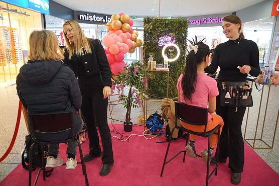 Kira Hein und Nathalie Scheil vom Beauty Truck.  (Foto: ssc)