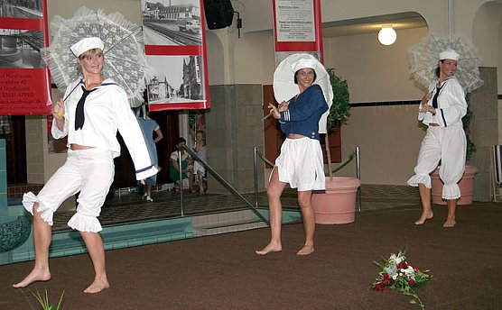 Bademoden im Wandel der Zeit (Foto: Hellberg)