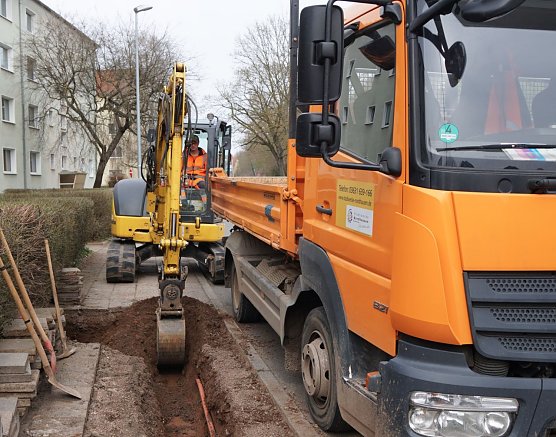 Am Lohmarkt laufen derzeit Schachtarbeiten f&uuml;r neue Erdkabel. (Foto: ssc)